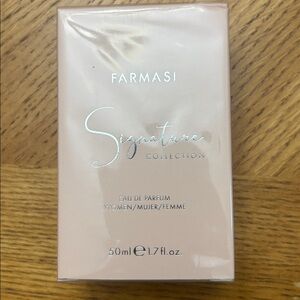 Farmasi Signature Collection Eau de Parfum. 
Fruity-Woody
